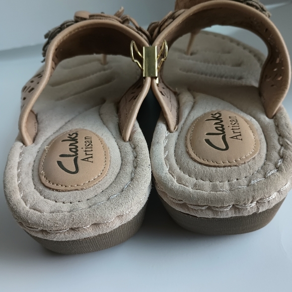 Clarks Artisan Womans 5.5 Floral Thong Sandal Leather Pink Silver Cushioned - Picture 3 of 8